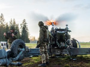 Українські військові проходять навчання в Естонії на причіпних гаубицях FH70