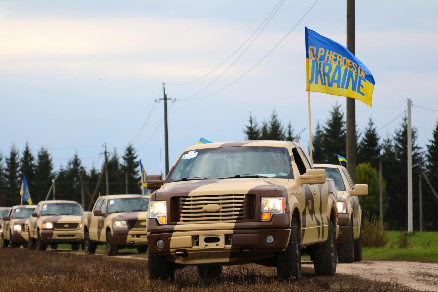 The Ukrainian diaspora from Chicago bought 100 pickup trucks for the Ukrainian servicemen