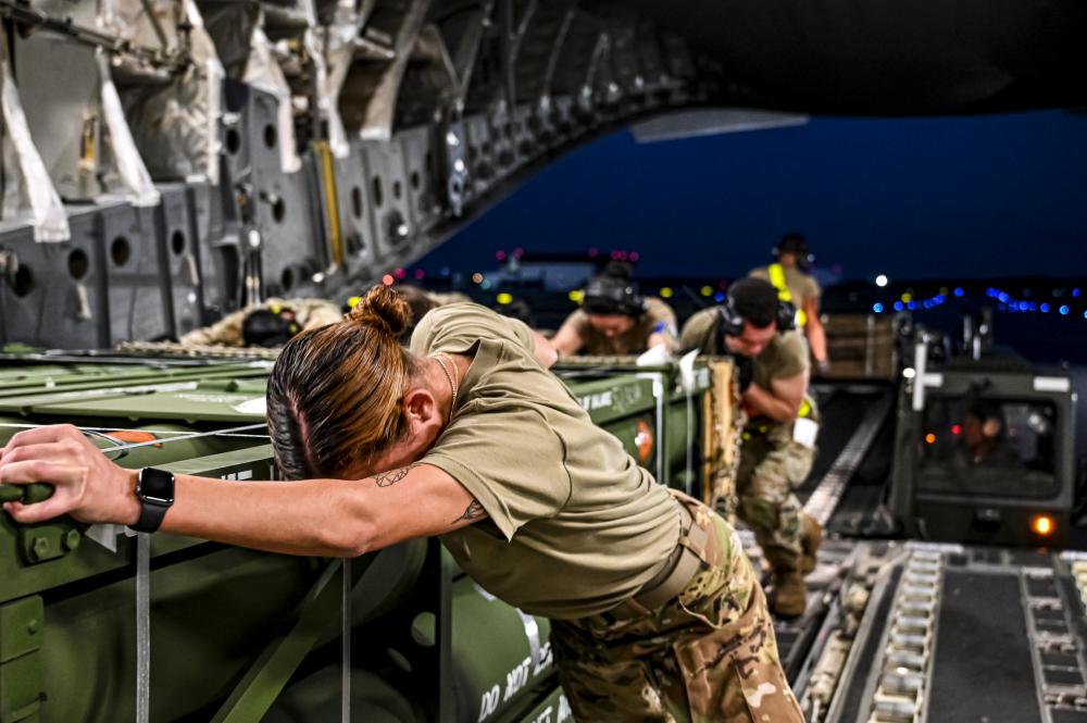 Снаряди та високоточні авіаційні боєприпаси – США виділили новий пакет допомоги Україні