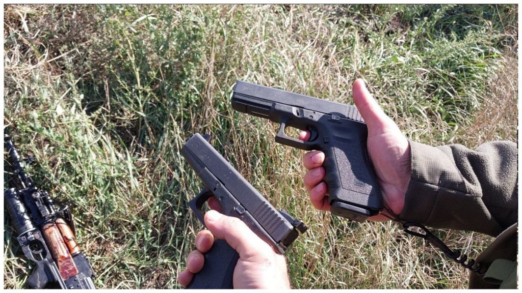 Пістолети Glock 17 Gen3 чеченських добровольців України. Вересень 2022. Україна. Кадр з відео ОБОП МО ЧРІ