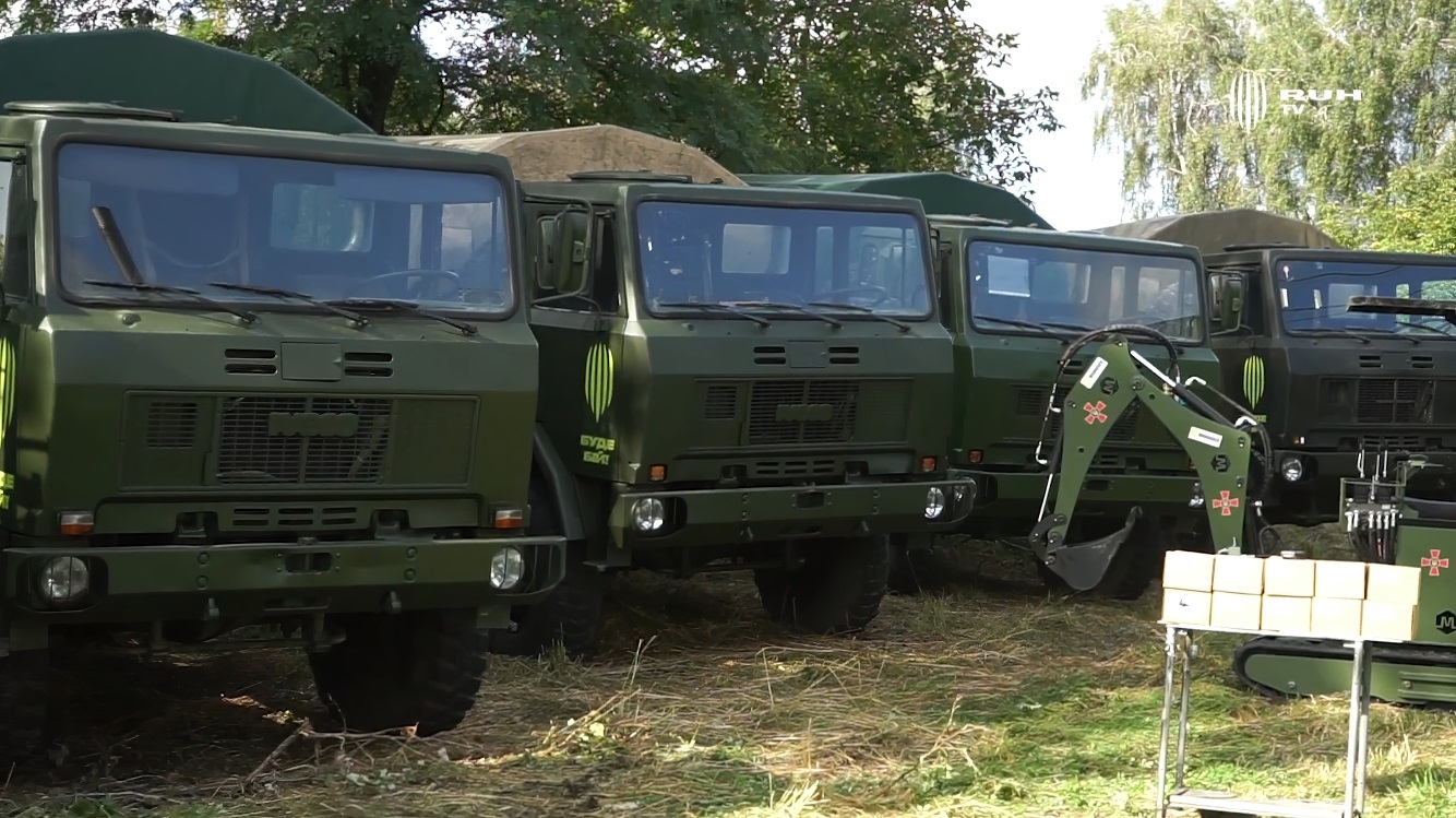 Волонтери передали військовим армійські вантажівки Iveco ACM 90