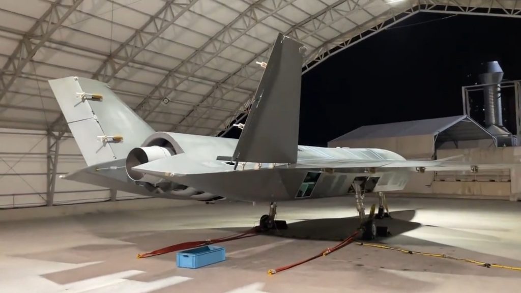 Безпілотник “Bayraktar Kizilelma” під час випробування двигуна. Вересень 2022. Туреччина. Кадр з відео “BAYKAR”