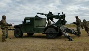 AM General провела демонстрацію САУ “2-CT Hawkeye” на шасі HMMWV