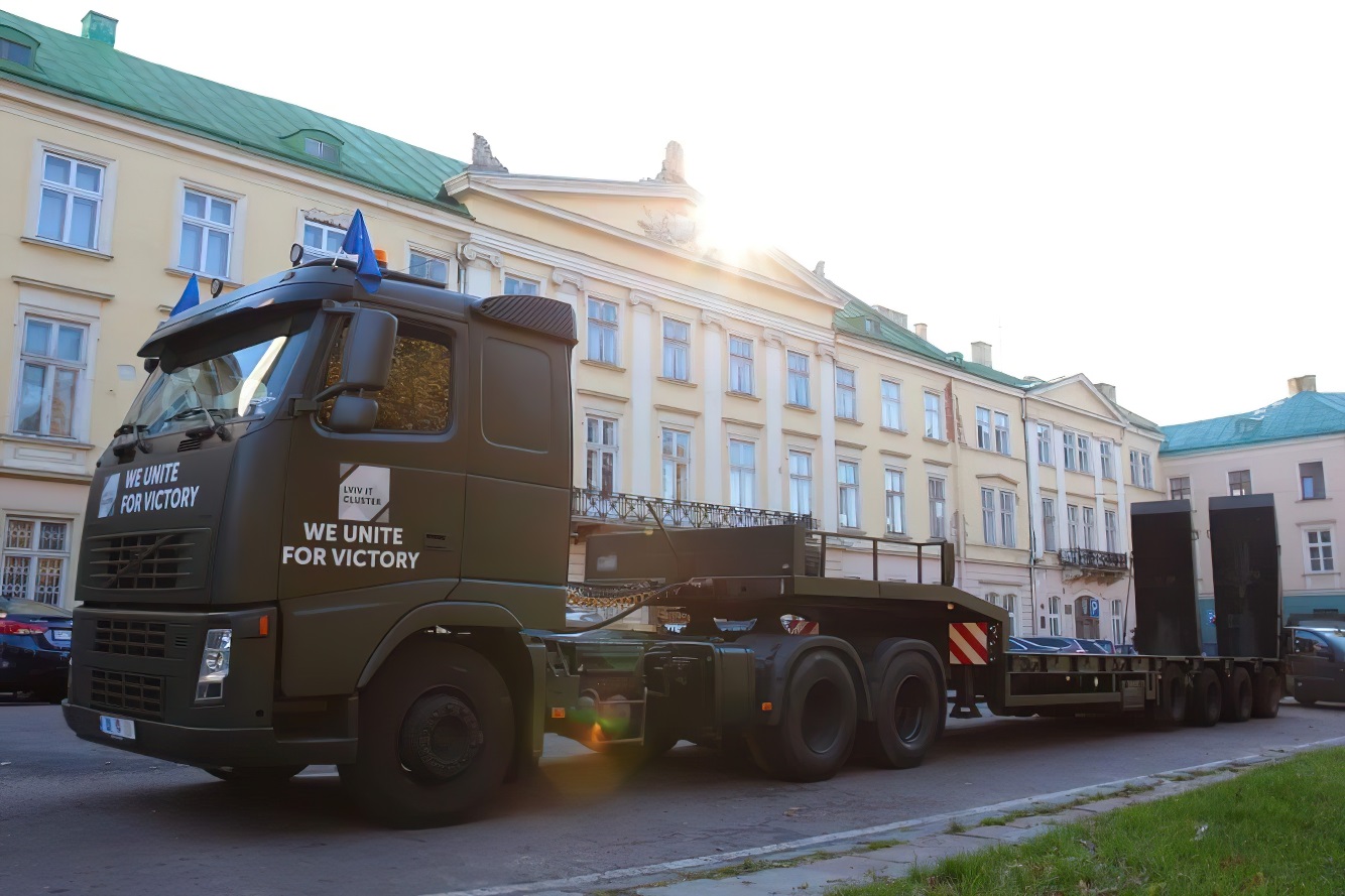 Повітряним Силам ЗСУ передали вантажівку Volvo FH з тралом