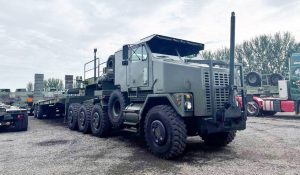 Для військових України волонтери придбали тягач “Oshkosh M1070”