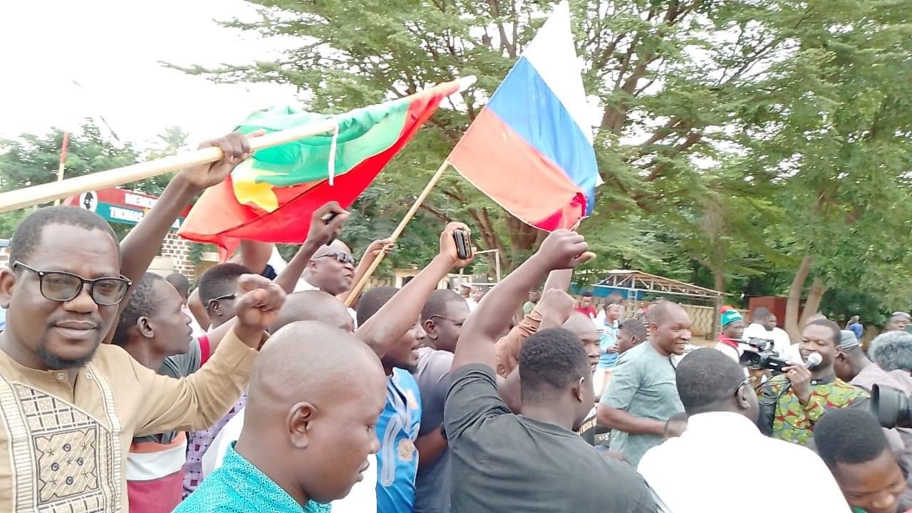 Protesters in Burkina Faso with their country's flag and the Russian flag. 31.09.2022. Burkina Faso. Photo credits: LSI AFRICA