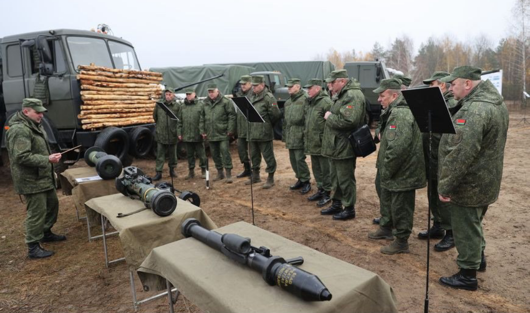 The captured anti-tank weapons used by Ukraine at war were showcased to the military of Belarus