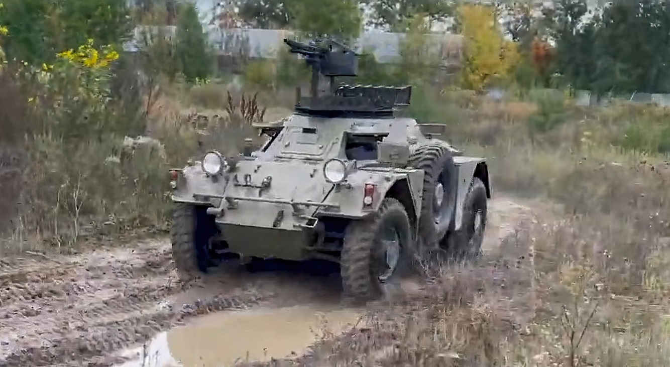 Бійці “Азову” отримали бронемашини Ferret Mk 1