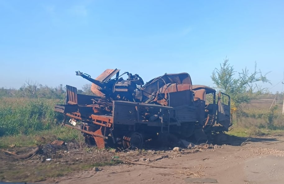 Знищена вантажівка з зенітною установкою ЗУ-23-2 російських військових на Херсонщині. Жовтень 2022. Україна. Фото: "Оперативний ЗСУ"