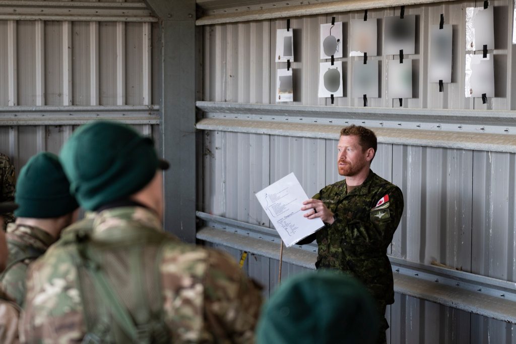 Солдат Збройних сил Канади з 1-го інженерно-саперного полку, який бере участь в операції UNIFIER-UK, проводить інструктаж військових ЗСУ щодо різних типів вибухонебезпечних боєприпасів, жовтень 2022 року, Велика Британія. Фото: Збройні сили Канади