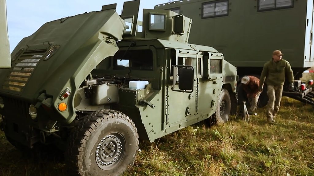 Мобільна майстерня та HMMWV українських військових. Листопад 2022. Україна. Кадр з відео "Повернись Живим"