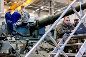 Ukrainians taught to repair PzH 2000 in Lithuania