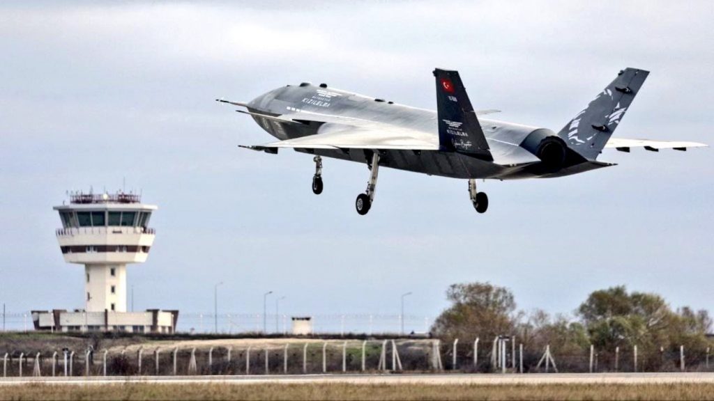 Турецький реактивний безпілотник Bayraktar Kizilelma під час першого польоту. Грудень 2022. Туреччина. Фото: Baykar