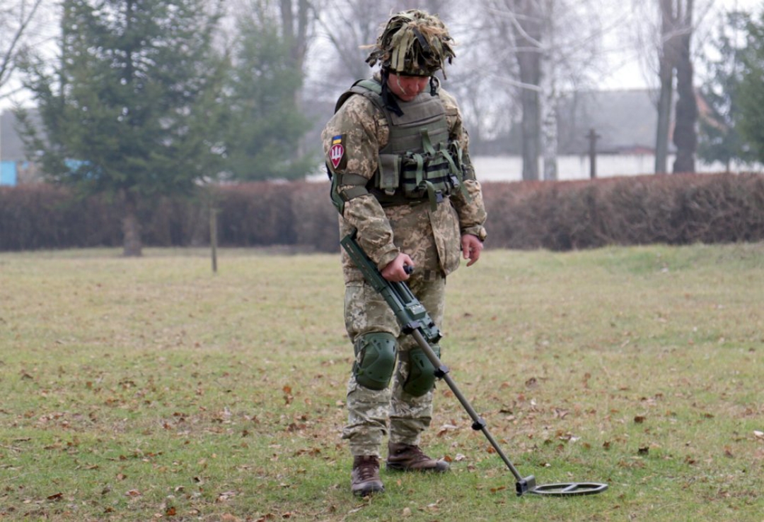 UK hands over Ukraine more than 1000 Vallon metal detectors