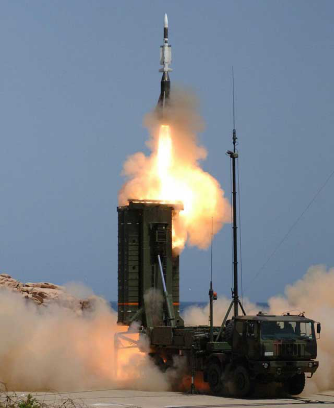 Пуск зенітної ракети з пускової установки комплексу ППО SAMP/T армії Італії