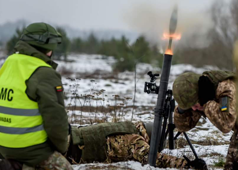 Ukrainian soldiers complete training in Lithuania