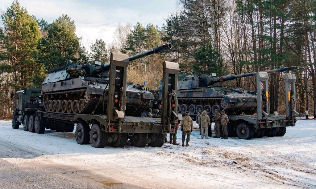 Артилерійські системи PzH 2000 українських військових на тягачах Oshkosh M1070. Лютий 2023. Україна. Фото: Петро Порошенко