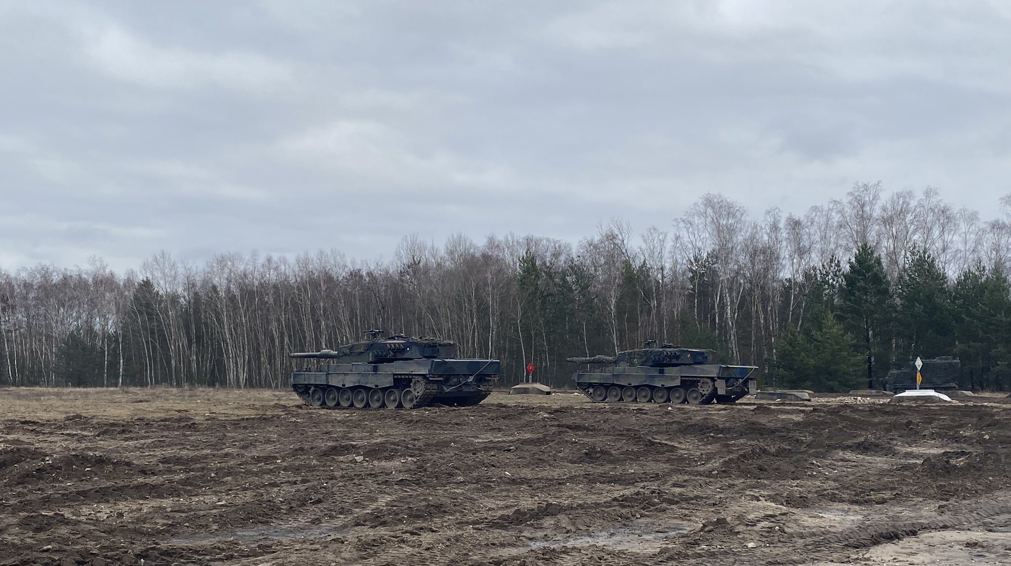 Ukrainian soldiers started training on Leopard 2 in Poland