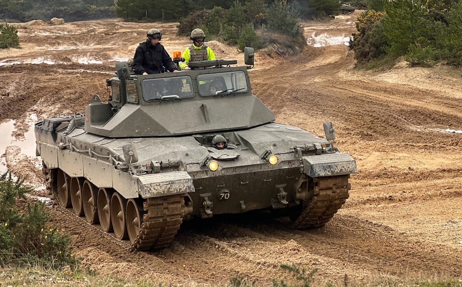 Ukraińscy czołgiści szkolą się na Challenger 2 za pomocą trenażerów DTT