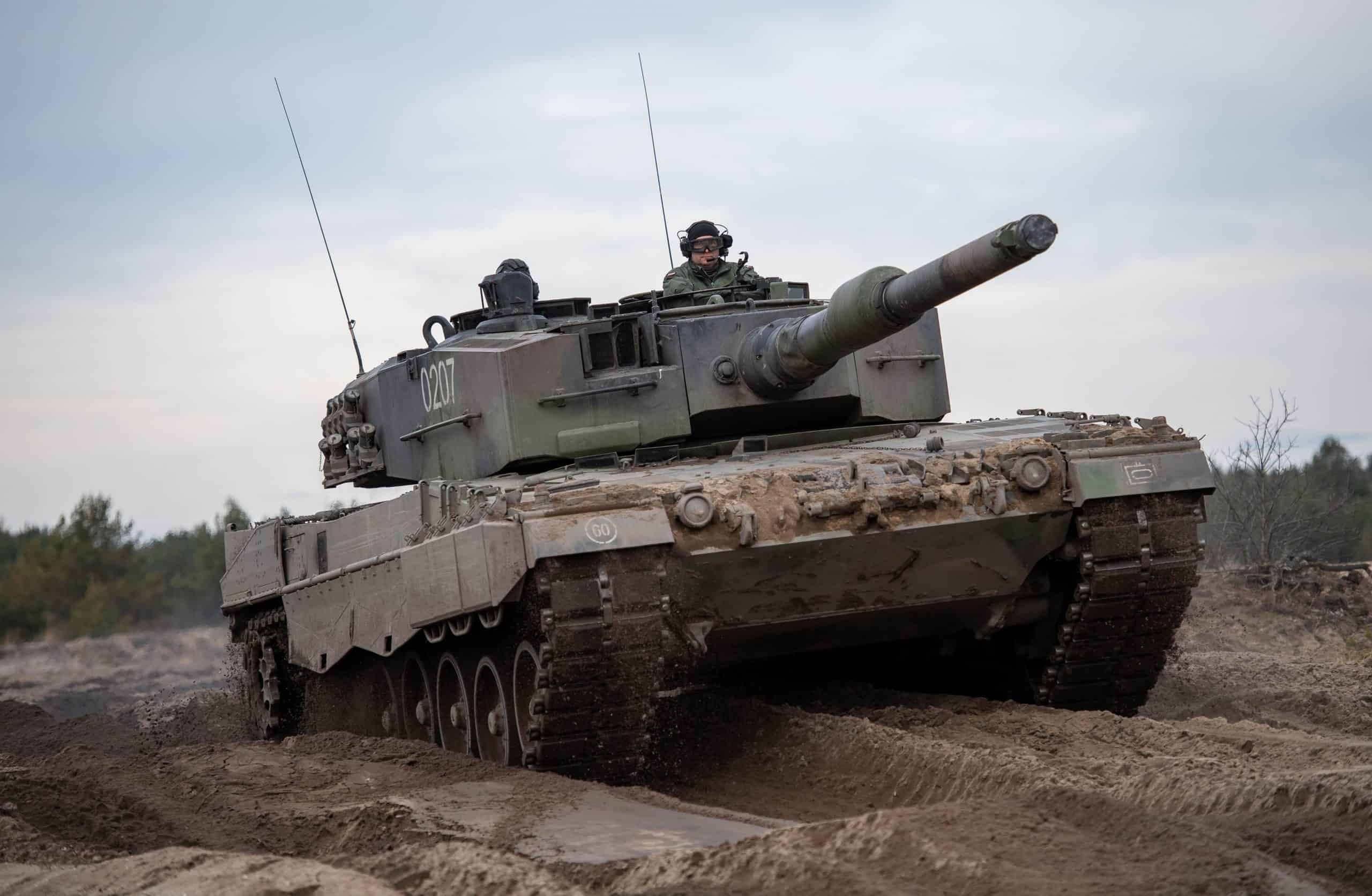 Kanadyjscy instruktorzy szkolą ukraińskich żołnierzy na czołgach Leopard 2