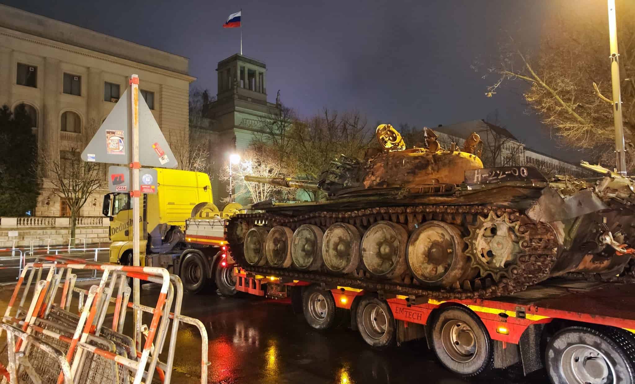 Zniszczony rosyjski T-72 został umieszczony w pobliżu ambasady rosyjskiej w Berlinie