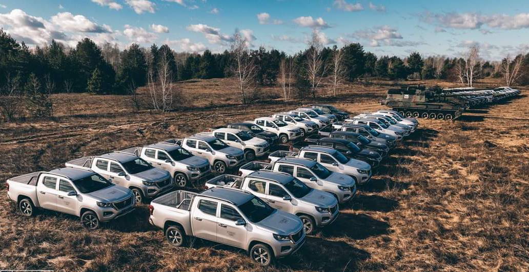 Artillery brigades of the Armed Forces of Ukraine receive 100 pickup trucks from benefactors