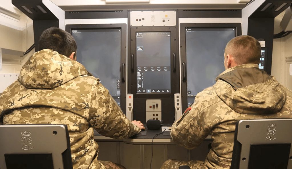 Командний пункт ЗРК NASAMS Повітряних сил України на чергуванні. Стоп-кадр з відео Повітряних сил України