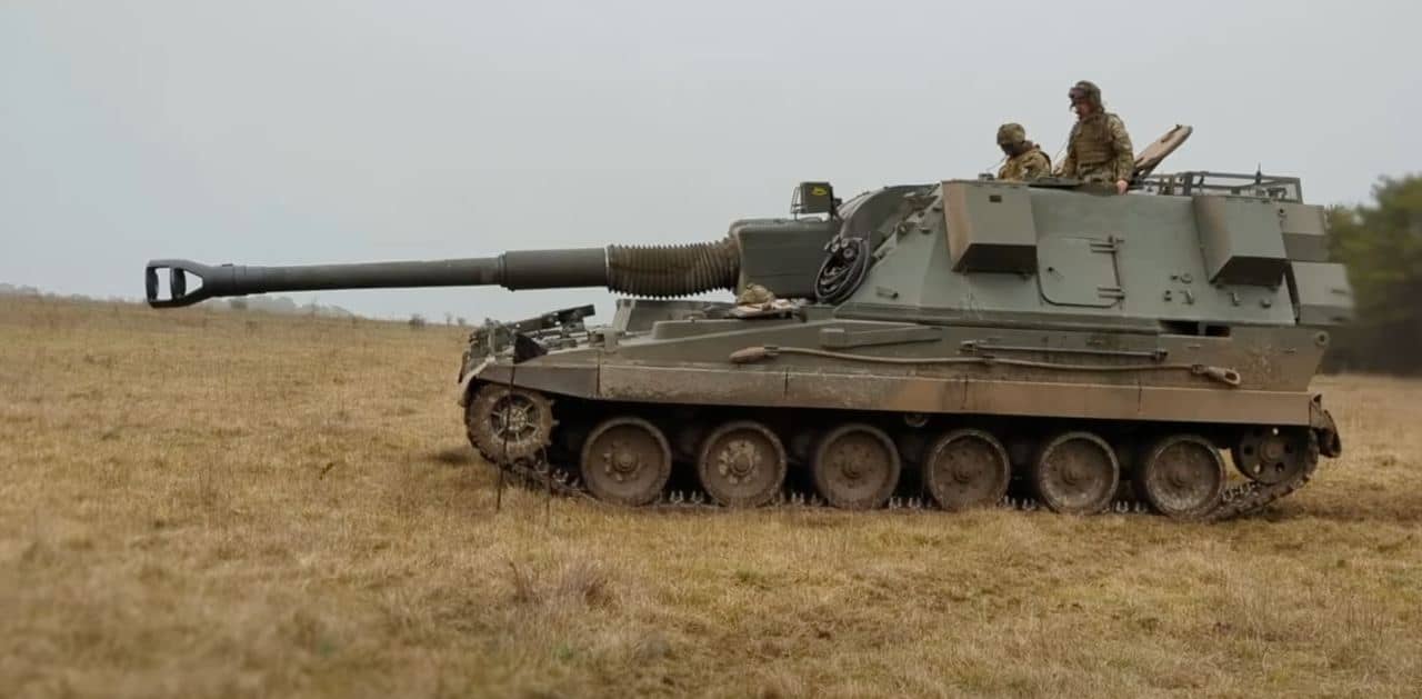 A video of Ukrainian military training on AS-90 self-propelled howitzers in the UK has been released