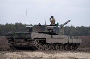 Ukrainian recruits being trained on Leopard tanks under Operation UNIFIER