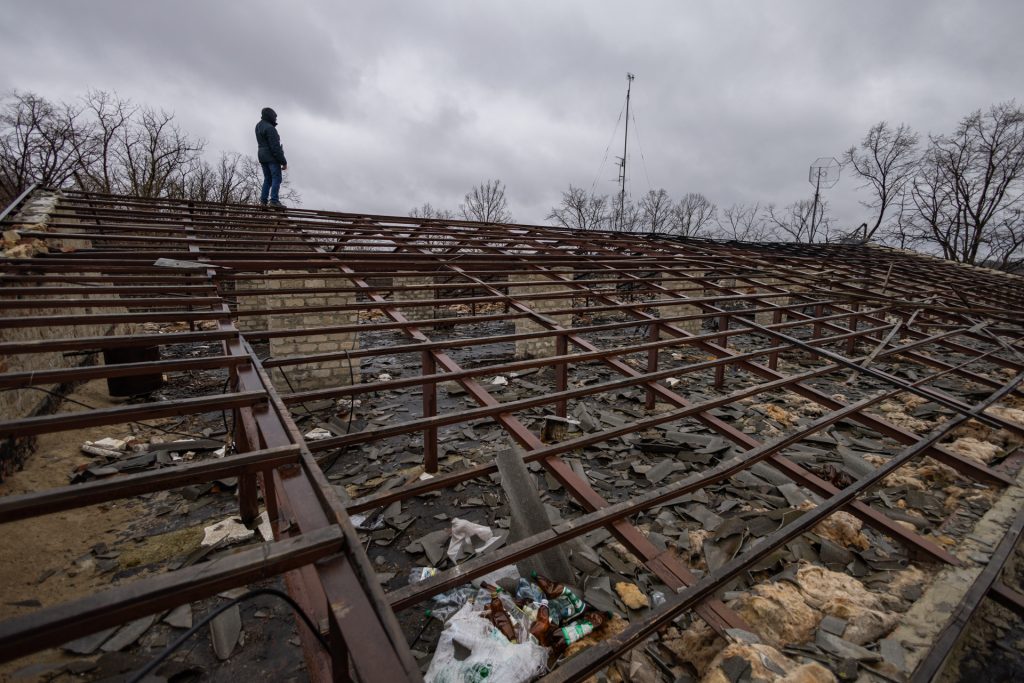 У ремонтних боксах російські військові облаштували склад боєприпасів, Харківщина, квітень 2023 Фото: Стас Козлюк