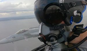 Льотчики F/A-18 показали своє екіпірування