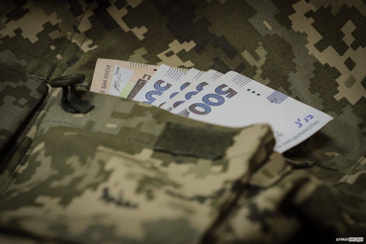 Verkhovna Rada returns 30,000 hryvnias of extra pay to the military