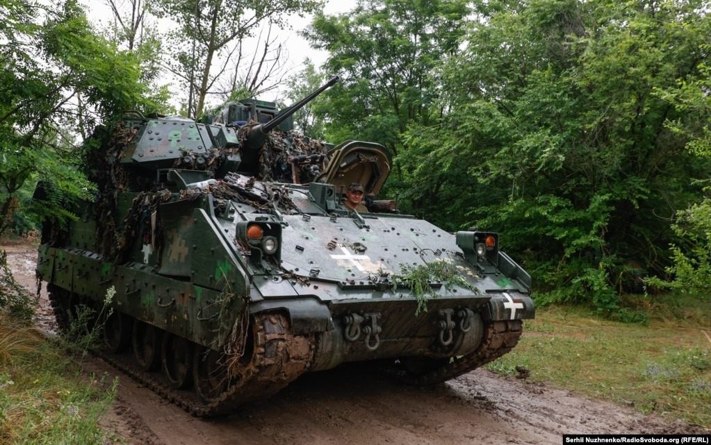 Ukraiński Bradley wytrzymał wybuch miny i trafienie pocisku przeciwpancernego