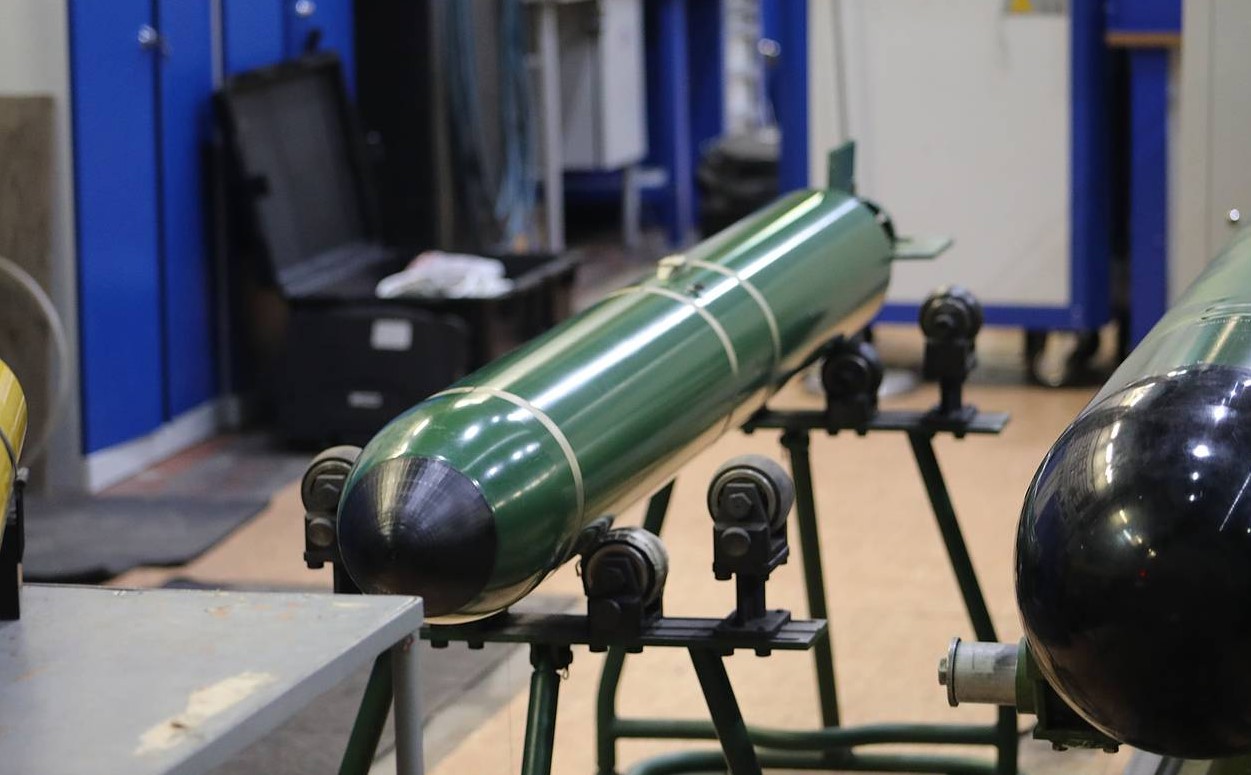 Російська універсальна малогабаритна торпеда «УМТ» (ліворуч). Червень 2023. Росія. Фото: ЗМІ РФ