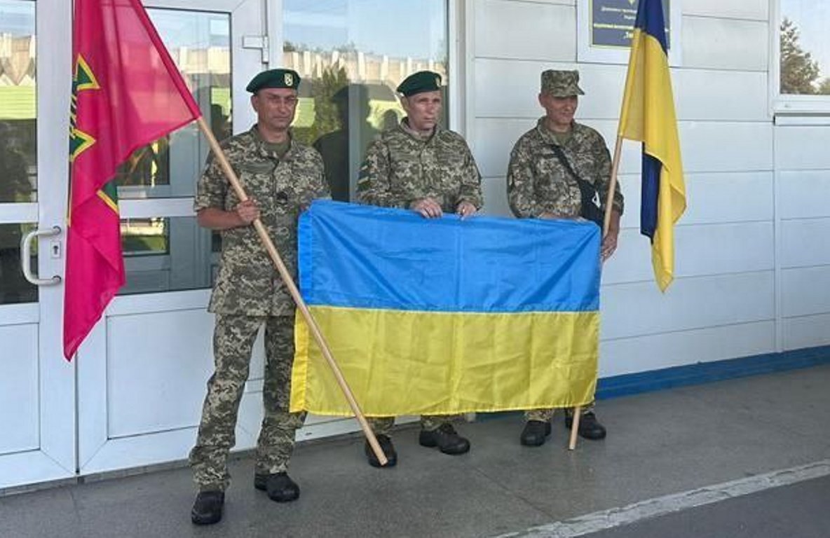 Ukraine brings back three Ukrainian POWs from Hungary