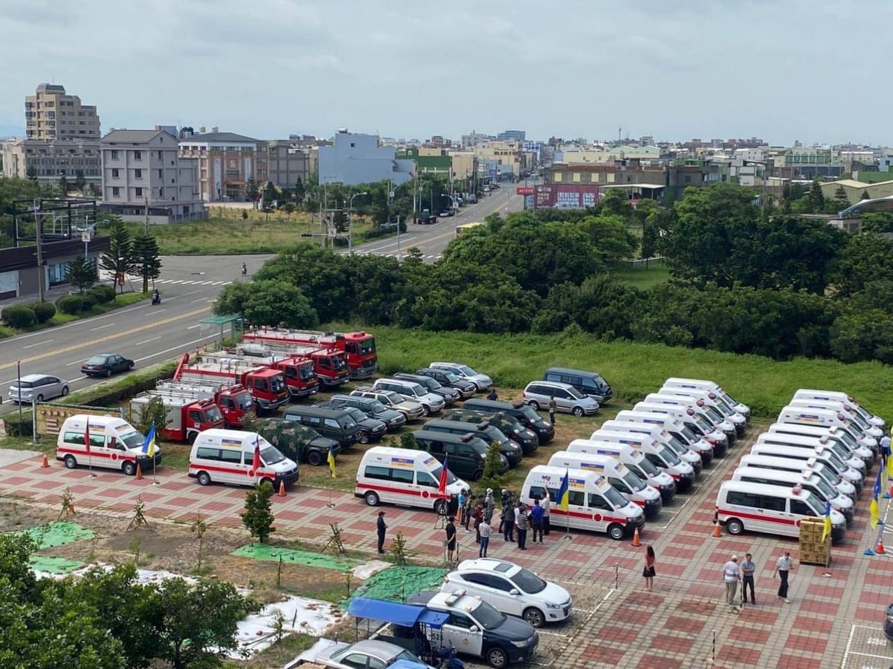 Тайванські волонтери передали спецтехніку для України