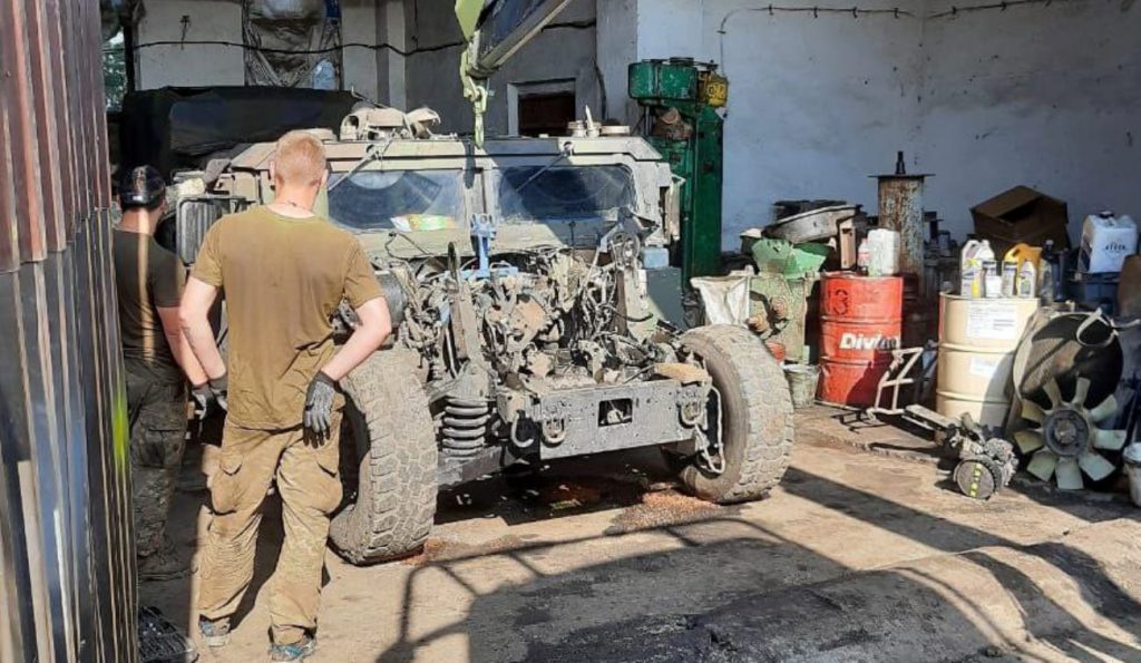 Ремонтні роботи над HMMWV українських військових. 2023 рік. Україна. Фото: «Повернись живим»
