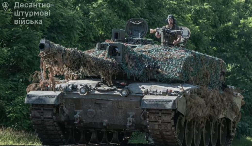 Challenger 2: Ukrainian paratroopers showcase a British tank in action