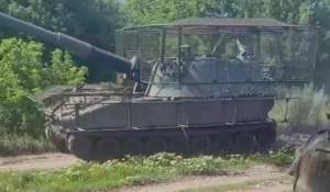 Ukrainian artillerymen use DIY anti-drone armor on their self-propelled guns