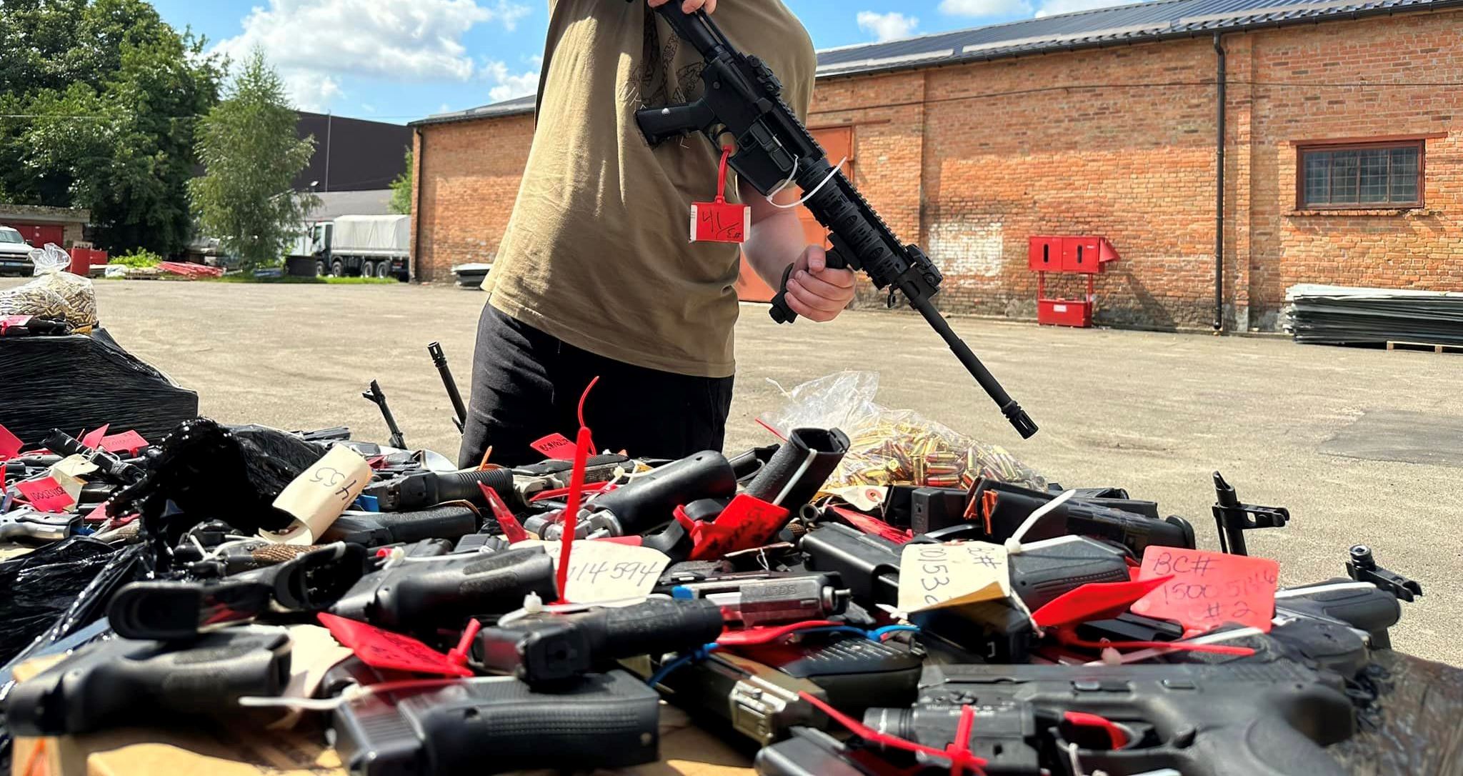 Miami police handed over confiscated weapons to Ukraine