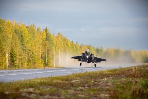 F-35A po raz pierwszy wylądował na drogowym odcinku lotniskowym