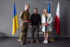 Zelensky awarded Polish volunteers with state awards