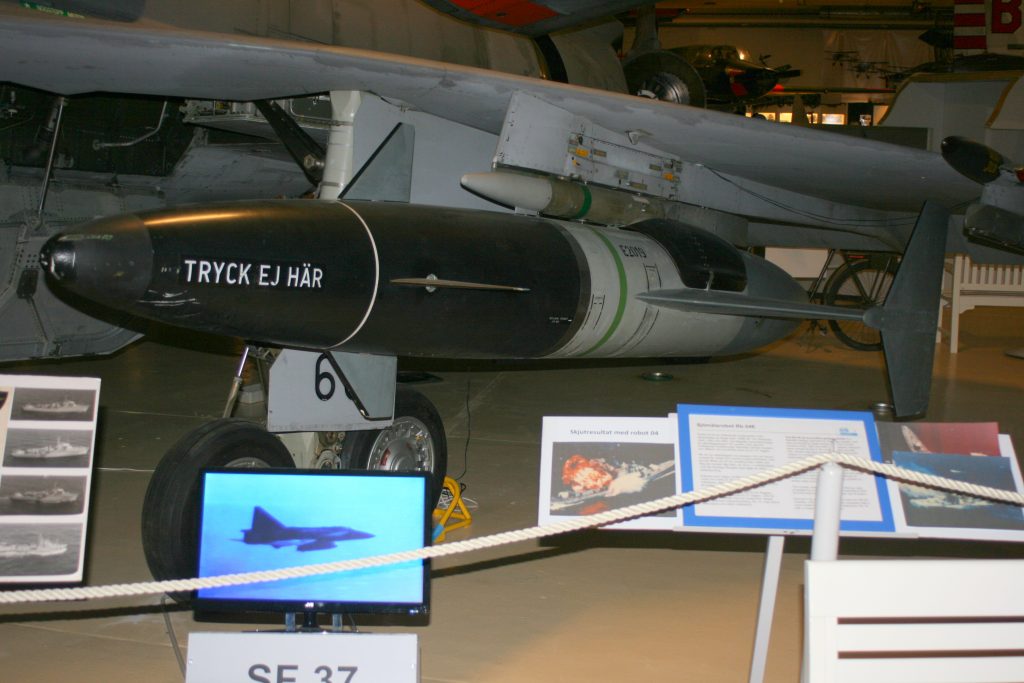 Протикорабельна ракета Rb 04E — попередниця сучасної системи RBS-15 — під крилом літака Saab AJ 37 Viggen. Експозиція шведського авіаційного музею (Flygvapenmuseum).