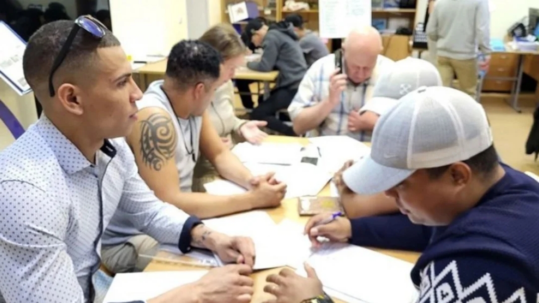 Нібито, громадяни Куби підписують контракти на службу в ЗС РФ. Травень  2023. Фото: "Рязанские ведомости"