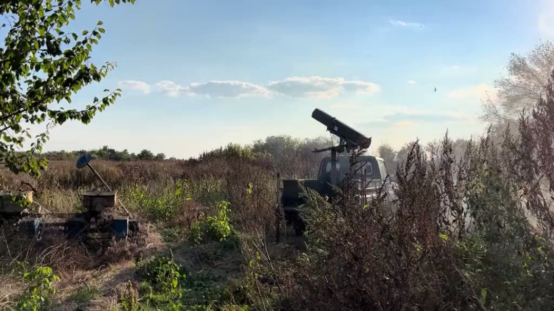 Los Militares Convirtieron Un Bloque De Misiles Hydra En MLRS Terrestre