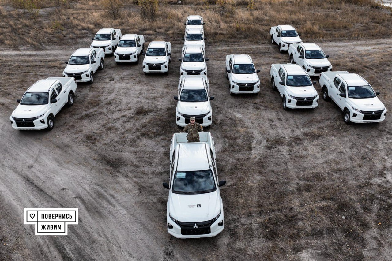 Azov Brigade receives 15 pickup trucks from Come Back Alive Foundation