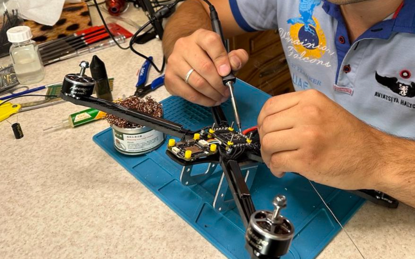 DIY Drones for Defense: Ukrainians Gain Expertise in Assembling FPV Drones