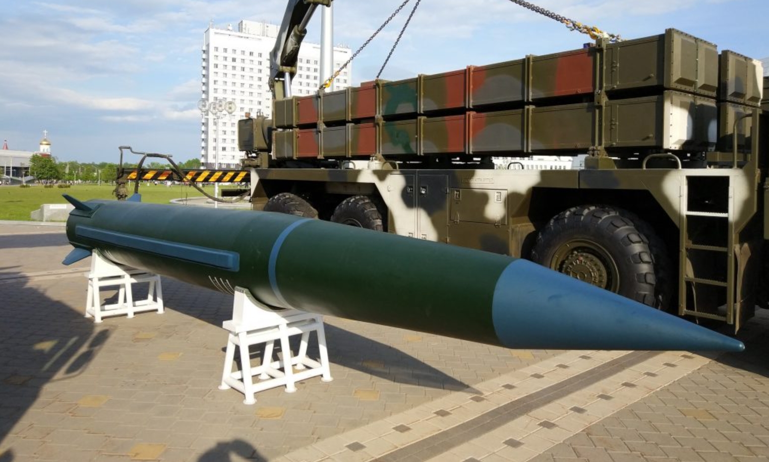 Макет китайської балістичної ракети М20 поблизу машини комплексу “Полонез” на виставці MILEX, 2017 рік. Фото з виставки