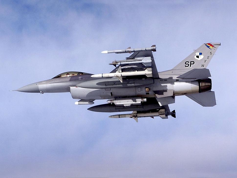 Винищувач F-16CJ Повітряних сил США з ракетами AGM-88 HARM і підвісним контейнером AN/ASQ-213 HTS. Фото: ПС США