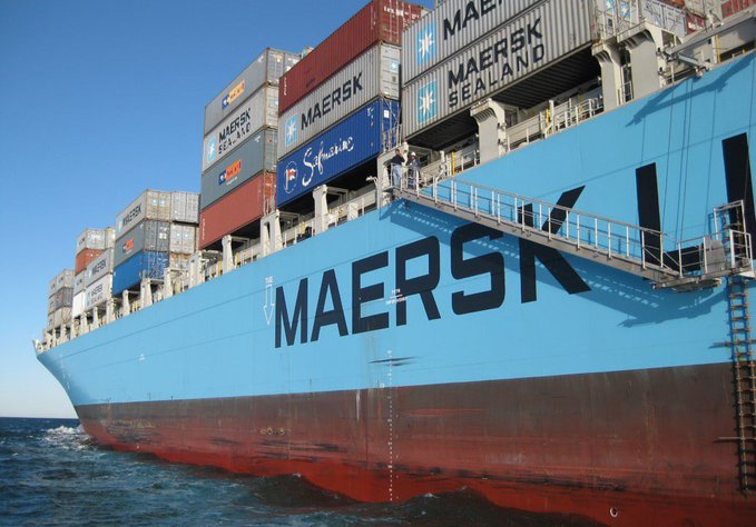 Судноплавний гігант Maersk заявив про призупинення всіх рейсів через Червоне море.